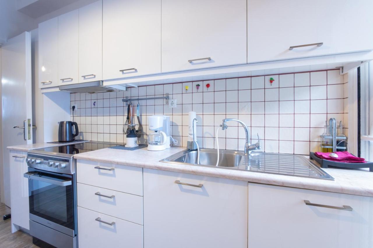 Apartment With Parking Near Medical Center アテネ エクステリア 写真